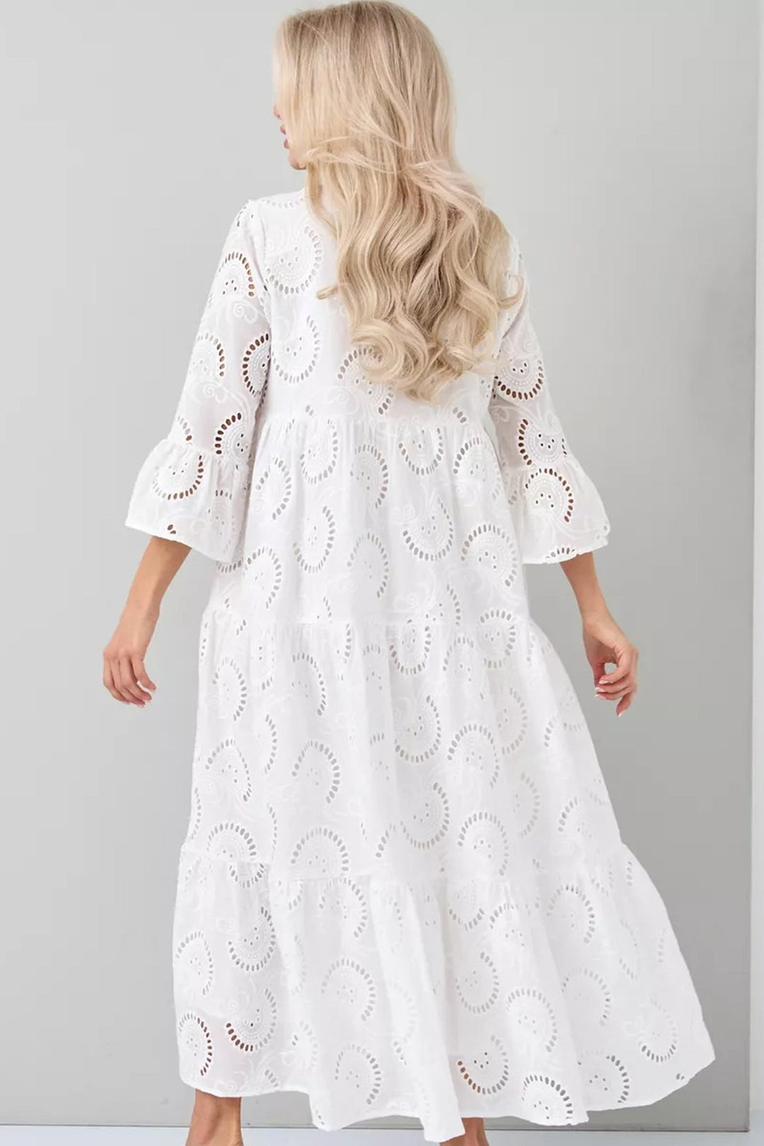 Élégante robe d'été en coton brodé pour femme, manches évasées, légère et confortable.