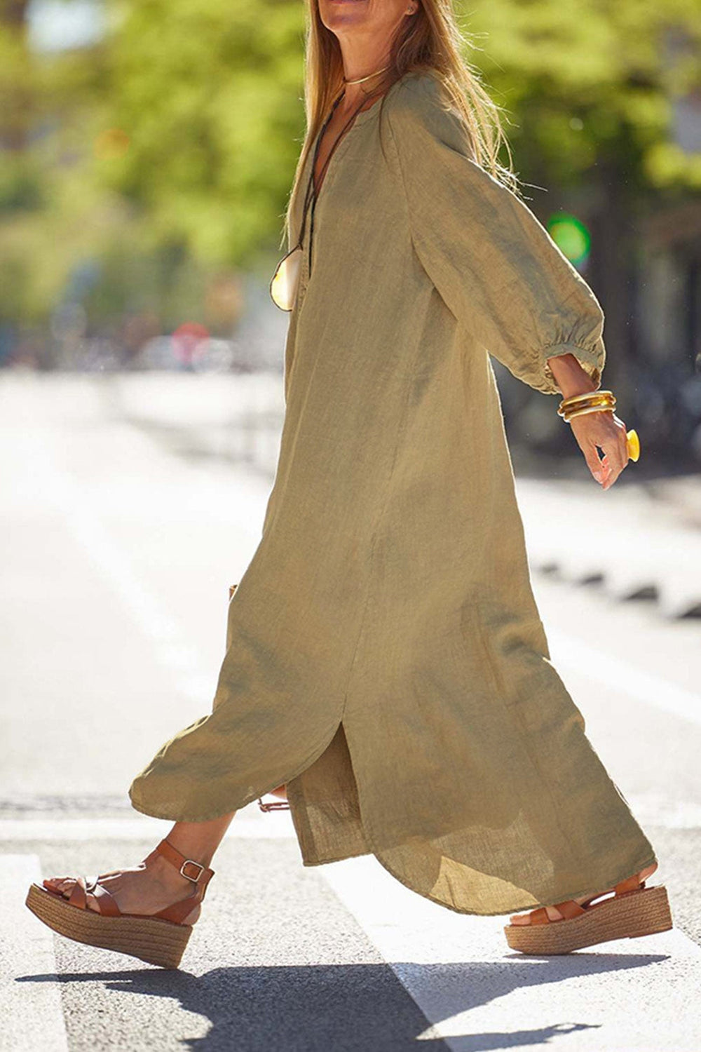 Robe midi féminine col V boutonnée, style automne-printemps, idéale pour un look polyvalent.