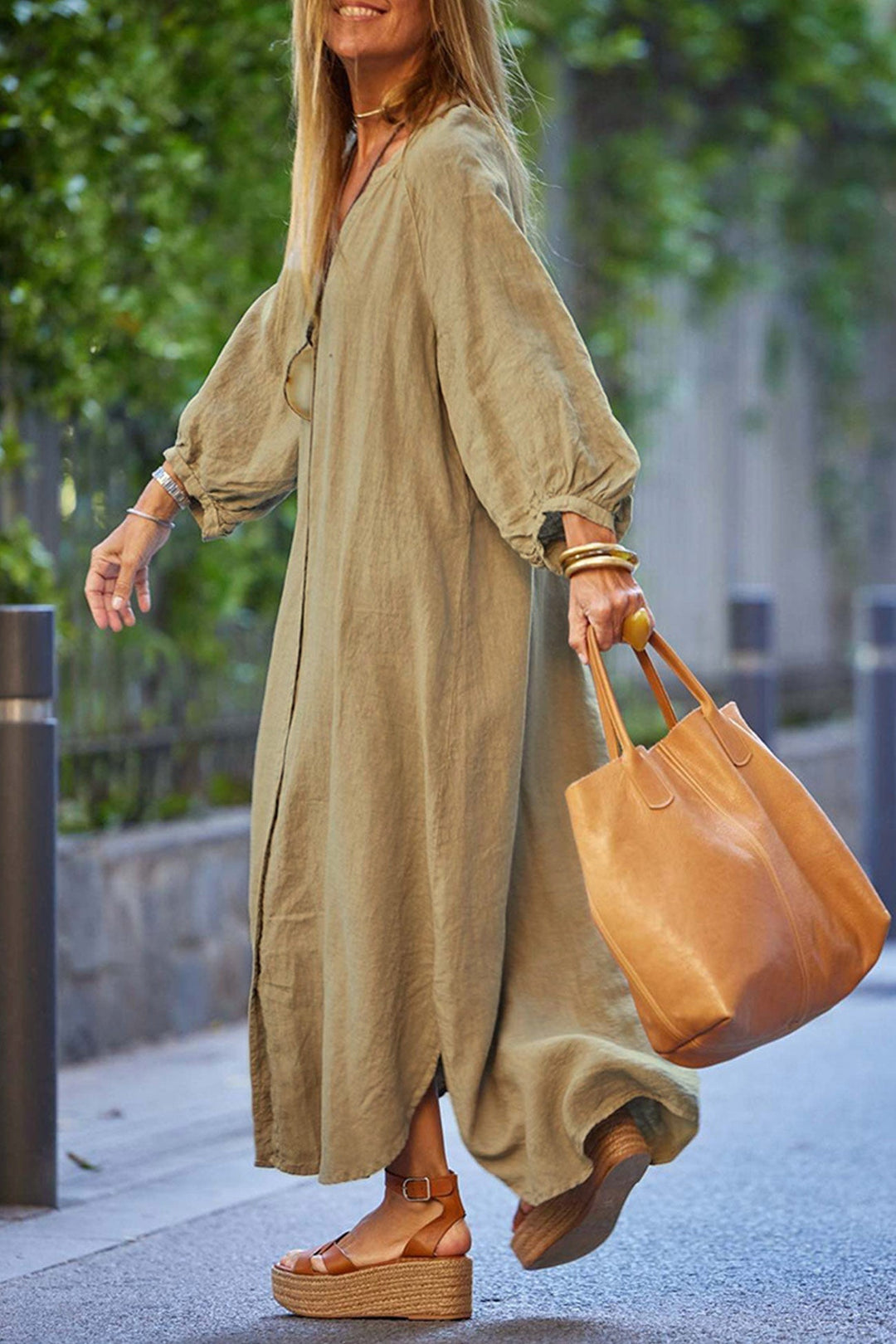 Vue de face: Robe chic à manches longues, col V, boutonnée, en tissu fluide, mode féminine.