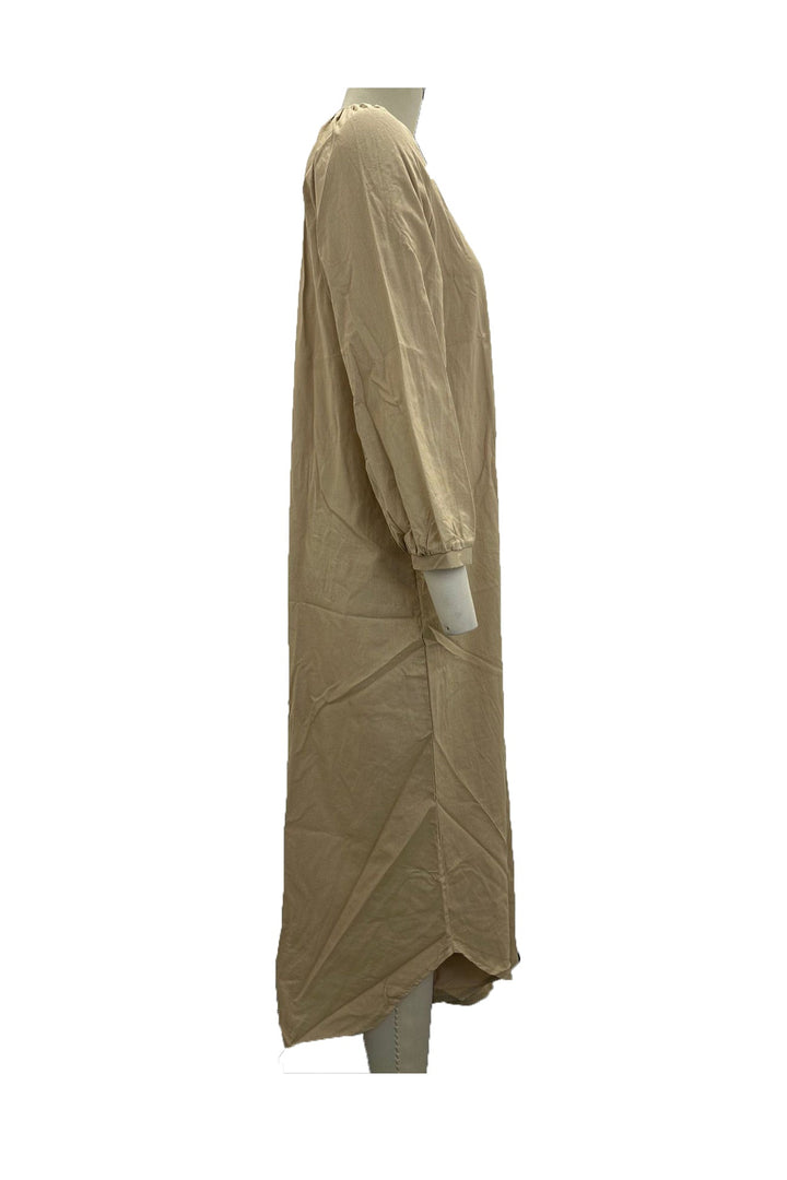 Robe femme polyvalente, col V et manches longues, boutonnée, parfaite pour le quotidien ou tenue bureau.