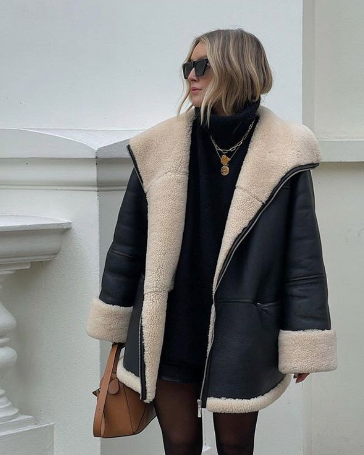 Blouson oversize en cuir noir pour femme, style urbain élégant et confortable, parfait pour l'automne.