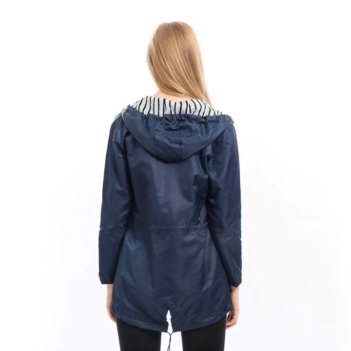 Manteau de pluie femme avec capuche. Imperméable, élégant et protecteur pour les activités extérieures.