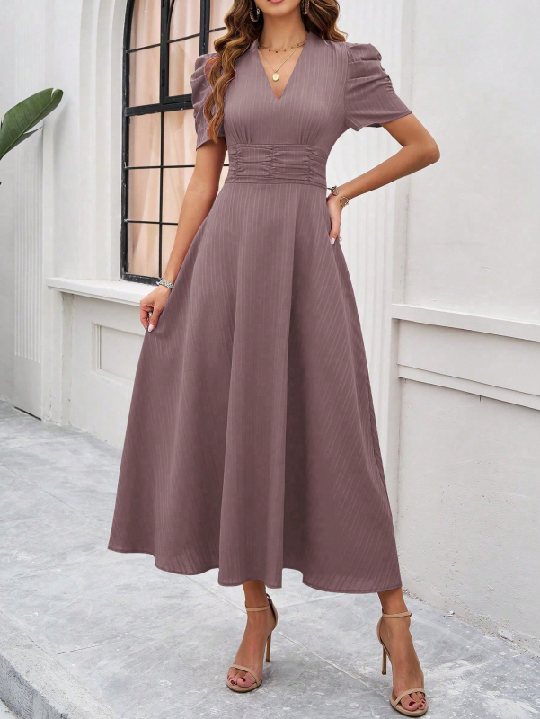 Robe de cérémonie élégante, coupe A-ligne, col V profond. Manches bouffantes. Idéale pour mariages.