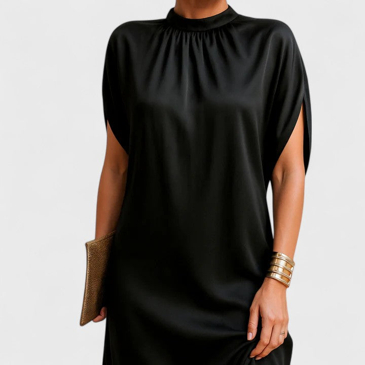 Détail du col en V d'une robe noire femme moderne, chic et flatteuse. Idéale pour tenue décontractée ou sophistiquée.