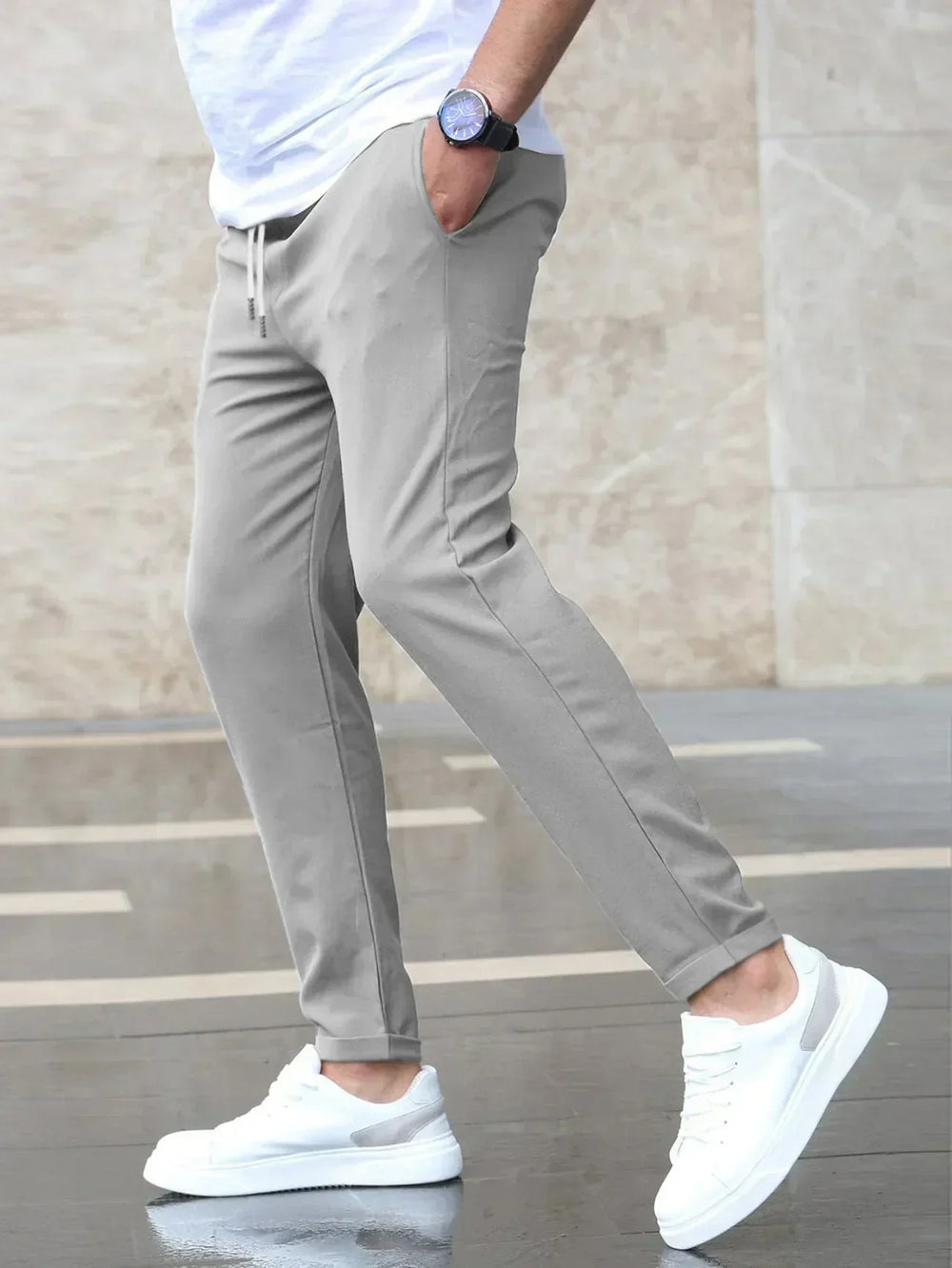 Pantalon jogging slim fit homme, style sportwear décontracté pour mode masculine et loisirs.