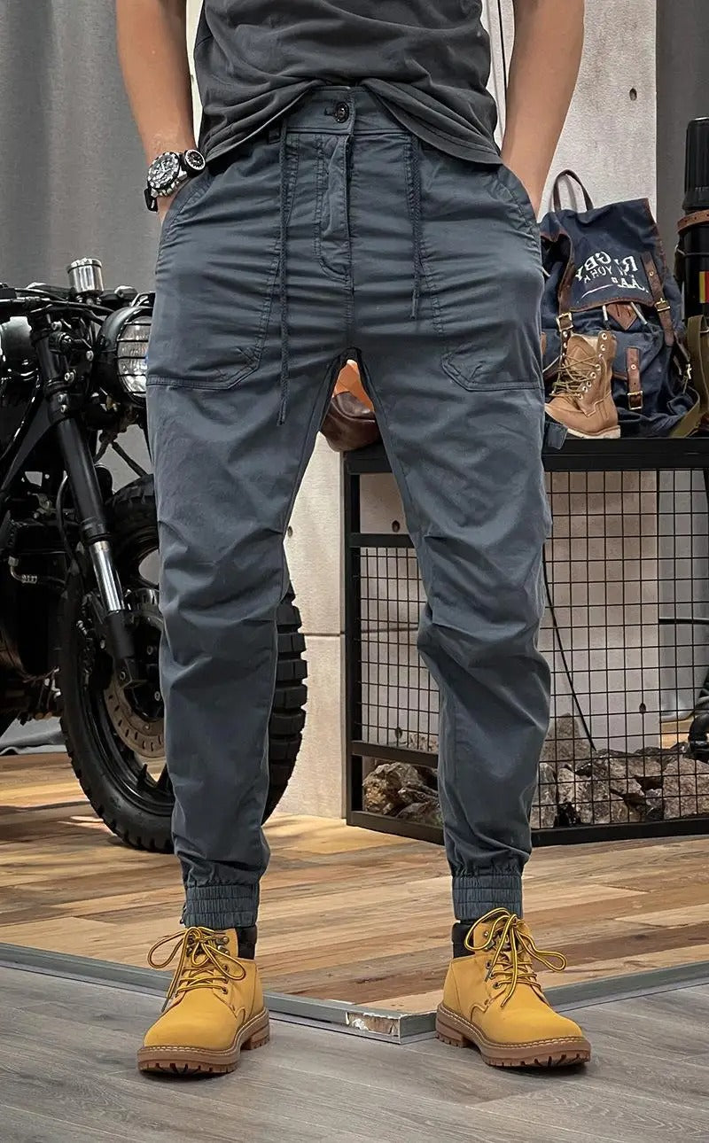 Pantalon cargo homme slim avec poches latérales fonctionnelles. Tissu résistant pour un look décontracté tendance.