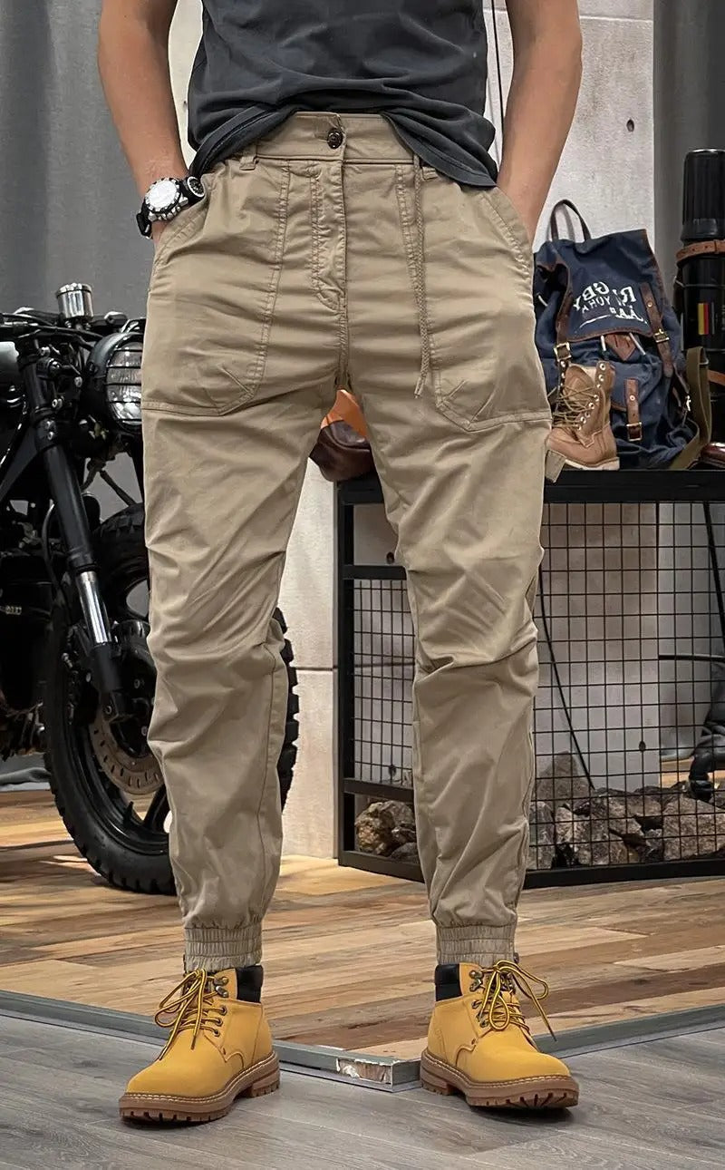 Pantalon cargo homme coupe slim, tissu stretch confortable. Style urbain moderne avec poches pratiques.