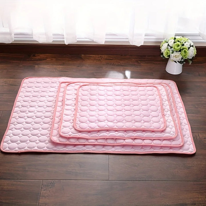 Accessoire essentiel pour animaux : tapis rafraîchissant en soie glacée pour soulager chien et chat de la chaleur estivale.