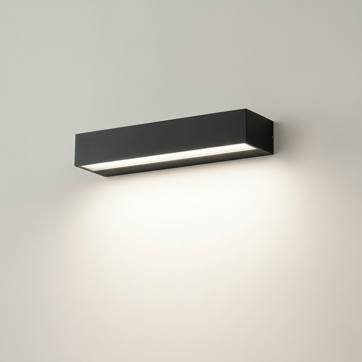 Créez une ambiance moderne avec cette applique murale LED étanche IP65 pour votre espace extérieur.