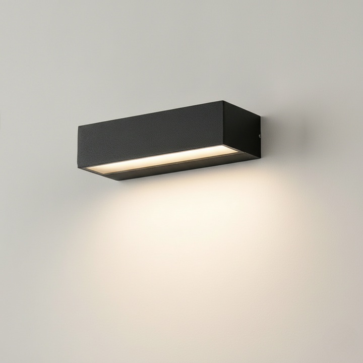 Applique murale LED économe en énergie, étanche IP65. Design moderne et durable pour éclairage extérieur.