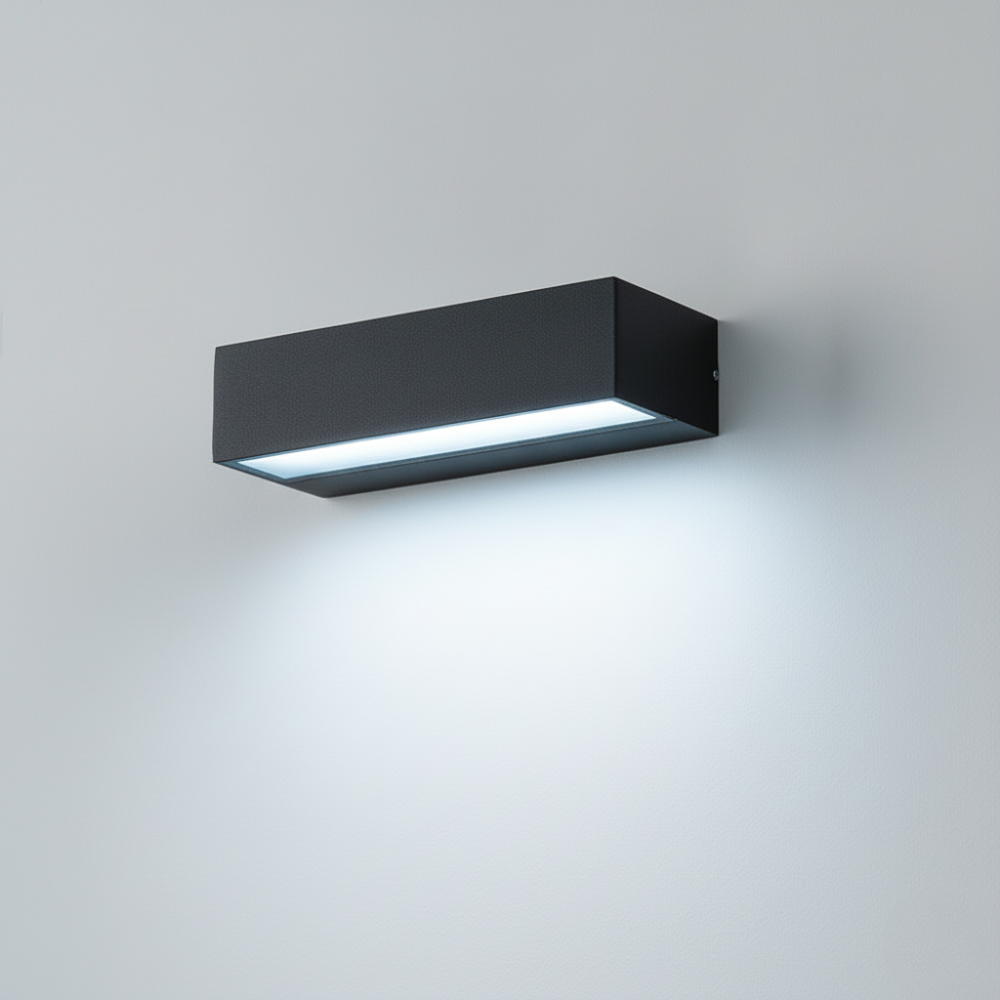 Applique murale LED style moderne, étanche IP65. Luminaire de qualité pour un éclairage extérieur élégant.