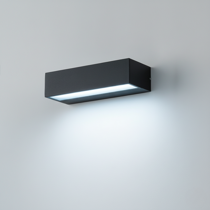 Applique murale LED style moderne, étanche IP65. Luminaire de qualité pour un éclairage extérieur élégant.