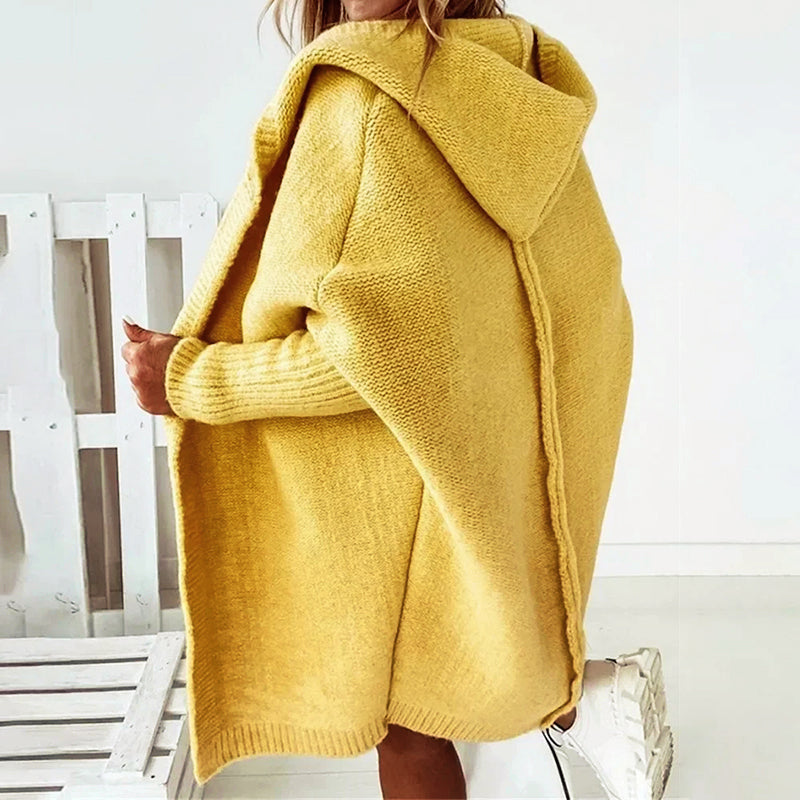Cardigan long et douillet pour femme, offrant une couvrance généreuse, idéal pour un look décontracté chic.