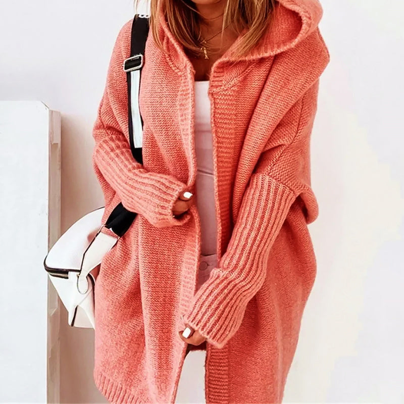 Cardigan femme ample avec capuche, couleur neutre, style décontracté et élégant, essentiel automne-hiver.