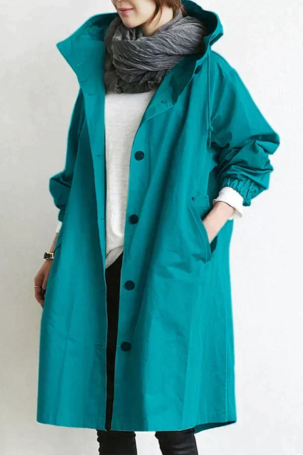 Femme marchant, portant le manteau de pluie Elizabeth. Confortable et élégant sous la pluie, veste urbaine.