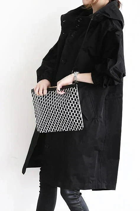 Femme élégante portant le manteau de pluie Elizabeth. Imperméable, respirant, parfait pour la ville.