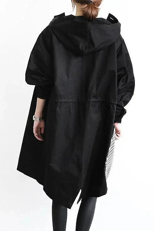 Gros plan sur le tissu imperméable et respirant du manteau de pluie femme Elizabeth, finitions chics.