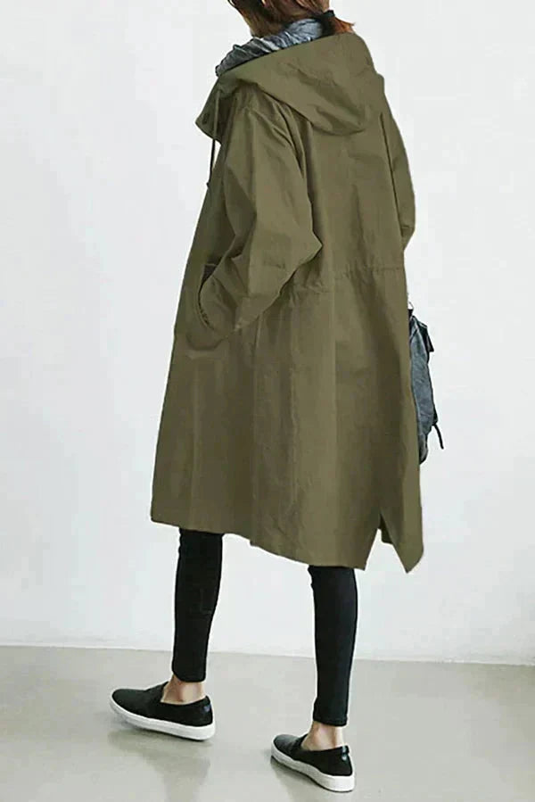 Profil du manteau de pluie femme Elizabeth. Coupe moderne et chic, idéal pour les journées pluvieuses en ville.