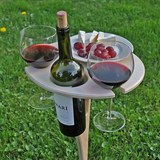 Table d'appoint portable en bois pour vin et apéritif, parfaite pour l'extérieur, support verres intégré.