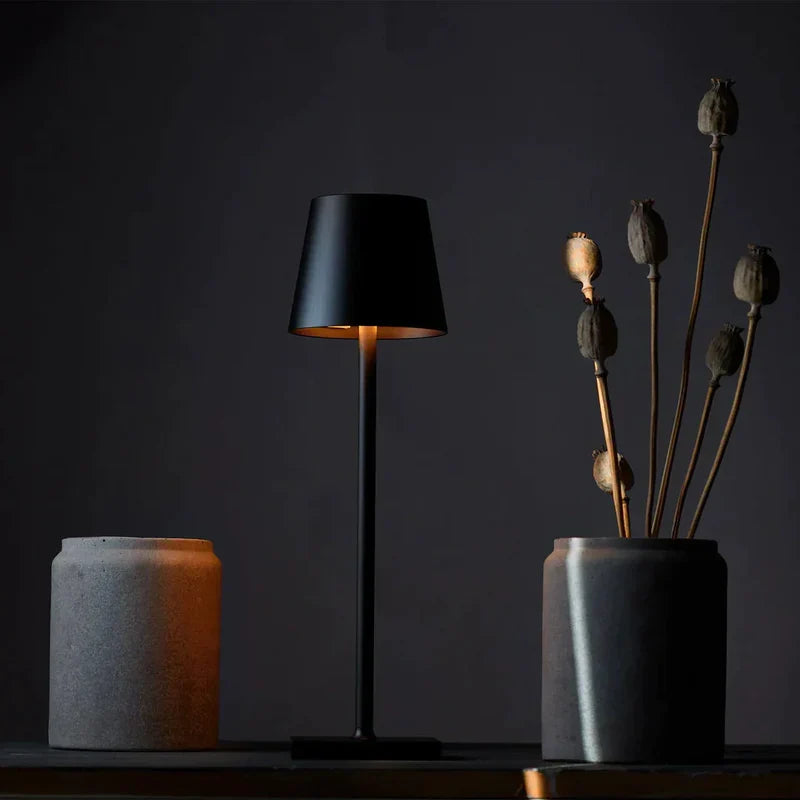 Lampe de table LED noire, sans fil, avec variateur tactile pour créer l'ambiance désirée.