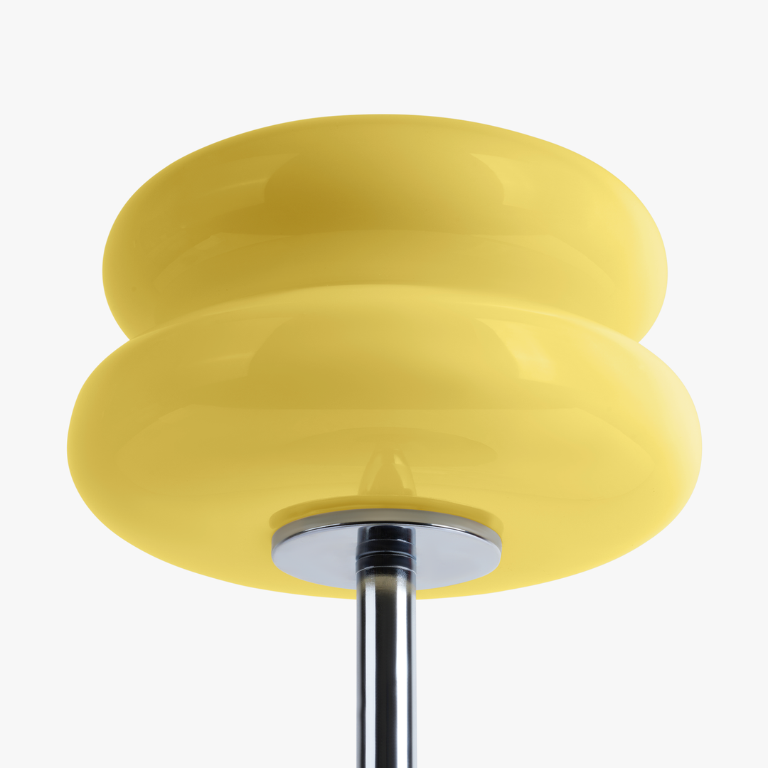 Lampe de bureau mid-century, éclairage décoratif, avec une forme artistique et sculpturale distinctive.