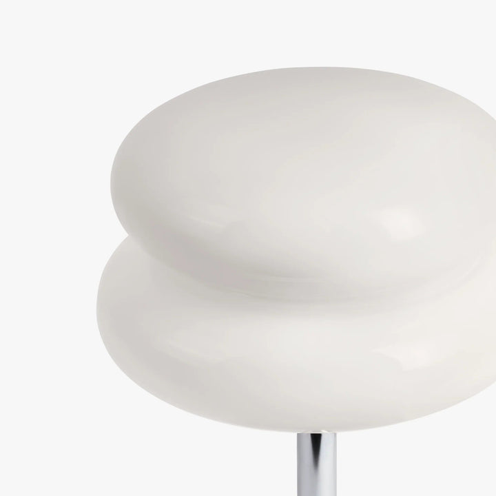 Éclairage design: lampe de table mid-century, sculpturale, créant une ambiance chaleureuse et stylée.