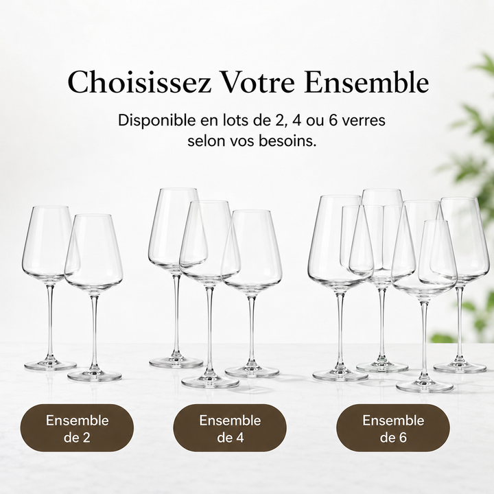 Verre à vin rouge en cristal transparent sur une nappe blanche, prêt pour un dîner élégant.
