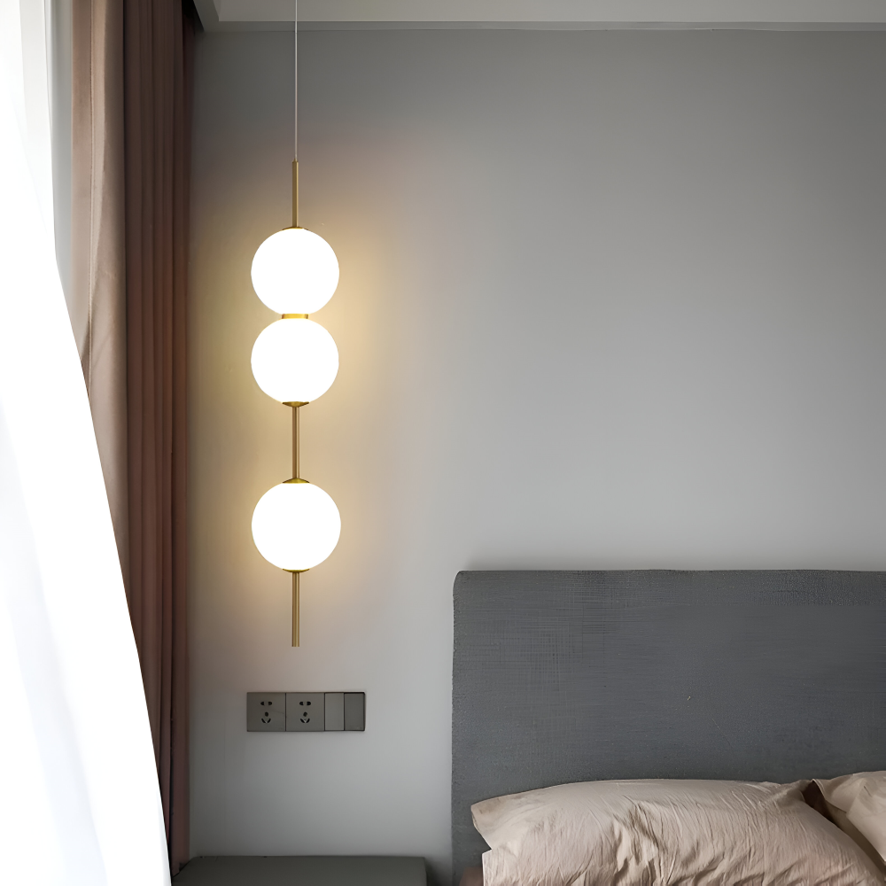 Suspension Gloriva en verre mat, luminaire LED vertical, parfait pour salon contemporain.