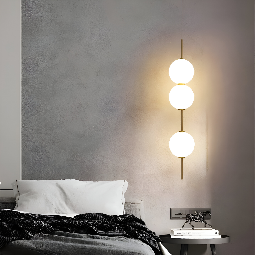 Gloriva, lampe moderne verticale avec éclairage LED, idéale pour chambre élégante.
