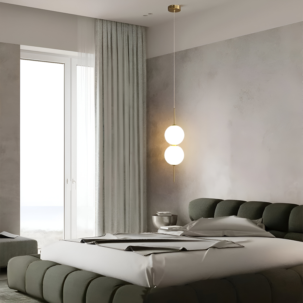 Design vertical Gloriva, suspension contemporaine en verre mat, ambiance chaleureuse.