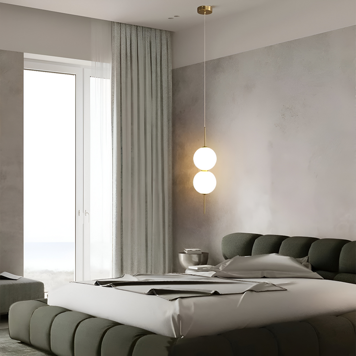 Design vertical Gloriva, suspension contemporaine en verre mat, ambiance chaleureuse.