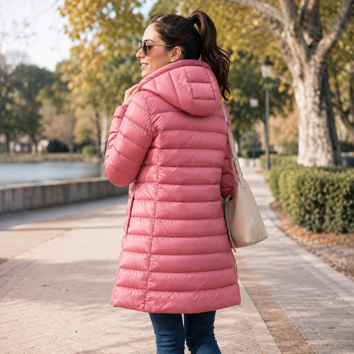 Veste duvet femme, polyvalente et chaude, avec capuche pratique, pour toutes activités.