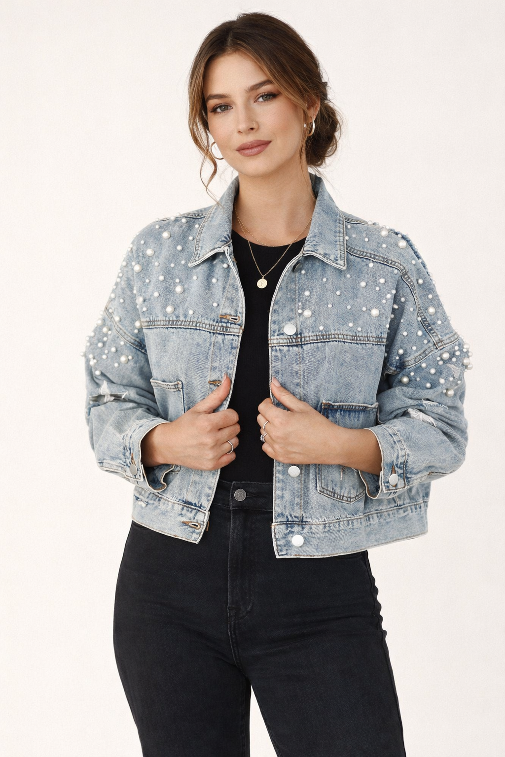 Veste décontractée femme avec broderie céleste d'étoiles et lune, parfaite pour un look urbain printanier.