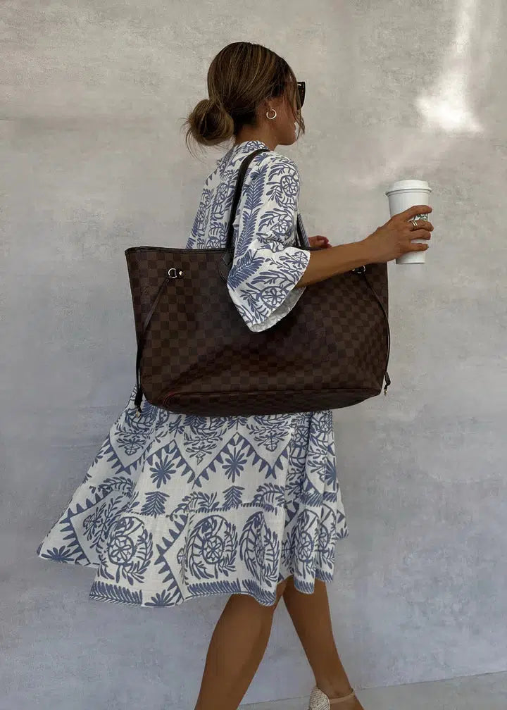 Robe fleurie bohème Anastasia pour femme, longue et fluide, blanche avec décolleté V, parfaite pour l'été.
