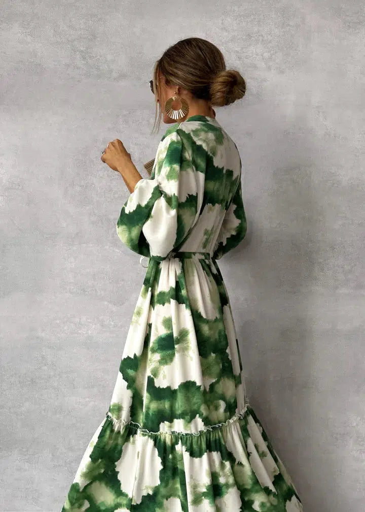 Robe d'été longue fluide pour femme, motifs verts et blancs. Coupe évasée confortable, chic pour toutes occasions.