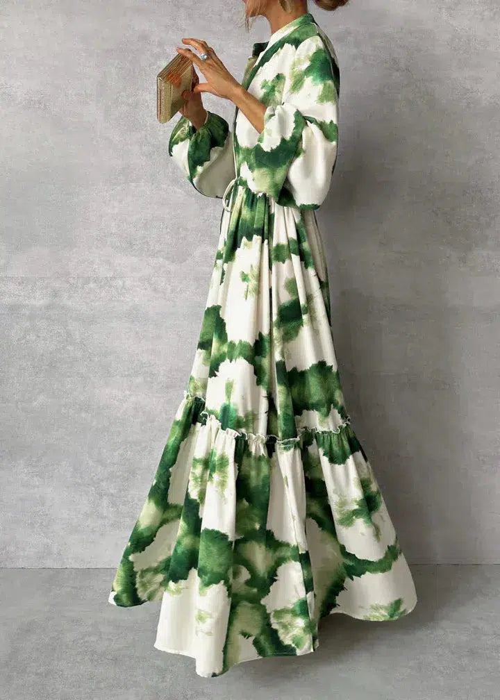 Élégante robe longue femme verte et blanche, coupe évasée, col V et manches longues. Parfaite tenue de soirée chic.