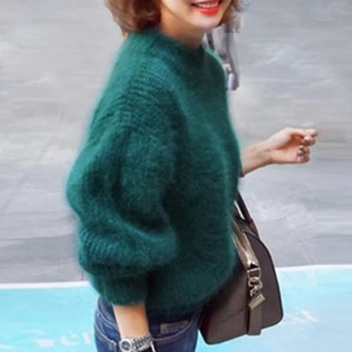 Pull hiver femme en tricot doux et chaud, doté d'un col montant et de manches bouffantes. Confort et style assurés.