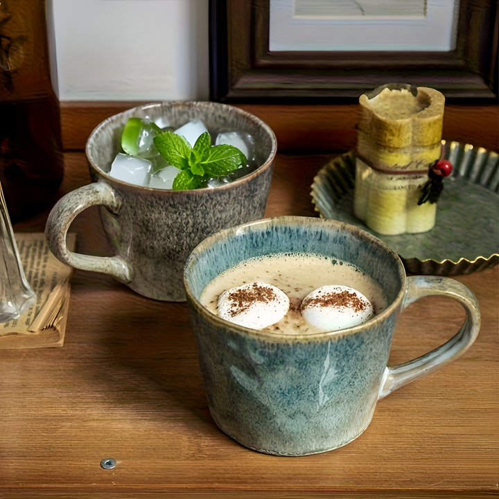 Décoration maison : 4 tasses à café vintage en céramique céladon pour une ambiance chaleureuse et rustique.