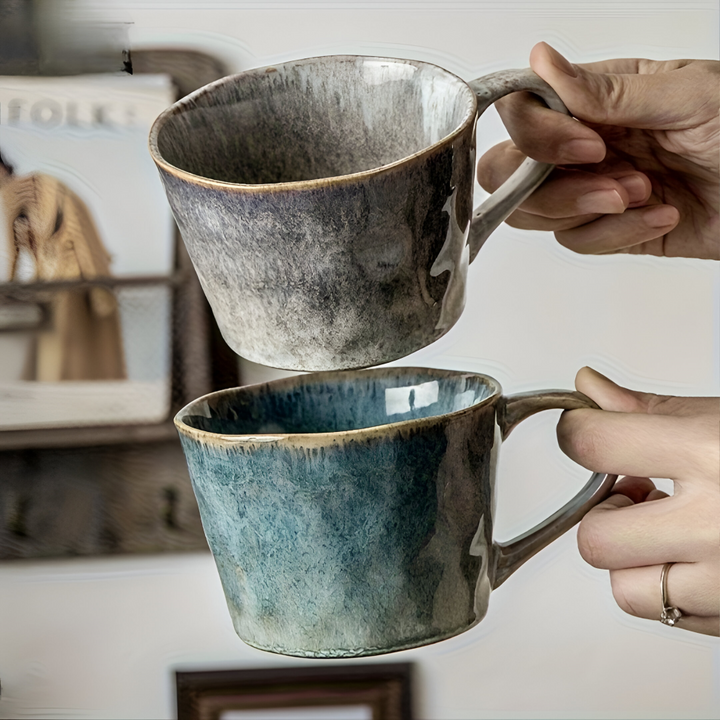 Détail d'une tasse à café en céramique vintage céladon, émaillage unique pour une cuisine élégante.