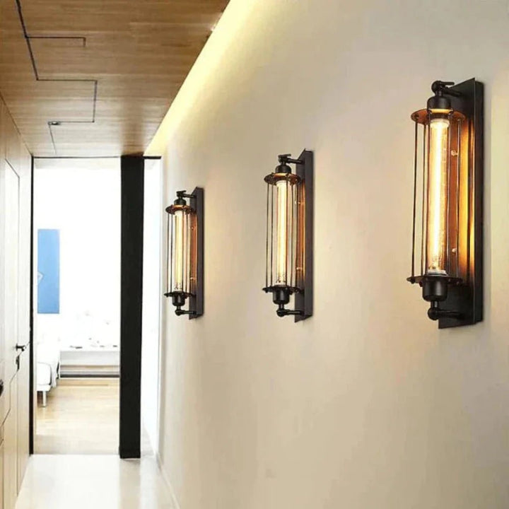Applique murale LED vintage noire, éclairage d'intérieur pour salon ou couloir, style industriel rustique.
