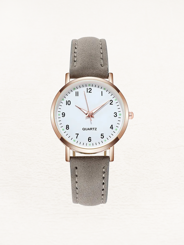 Cadran or rose et bracelet cuir, montre à quartz pour femmes. Accessoire mode féminine raffiné et tendance.