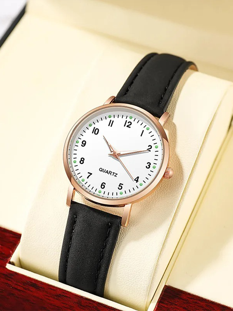 Vue détaillée d'une montre quartz or rose avec bracelet cuir et cadran épuré. Accessoire mode raffiné.