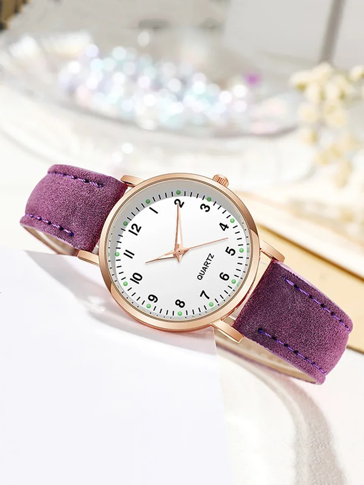 Montre femme élégante, couleur or rose, bracelet en cuir souple. Un indispensable de la mode féminine.
