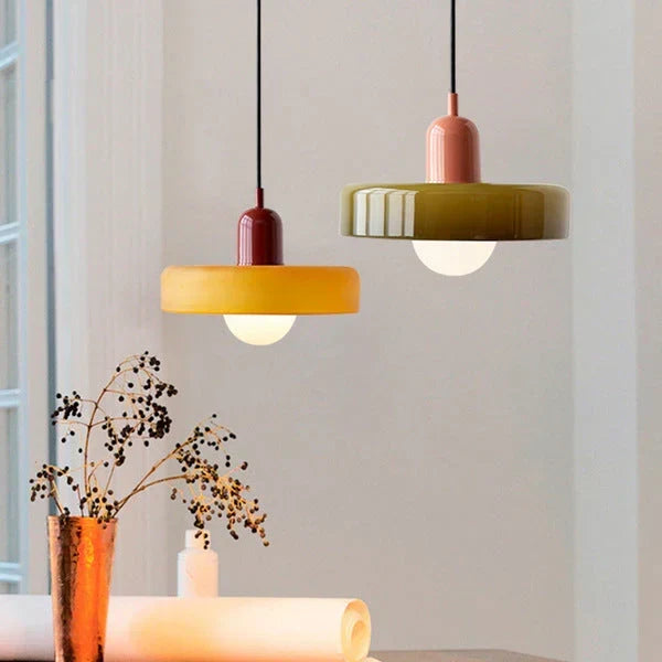 Luminaire artisanal en verre, ambiance scandinave.