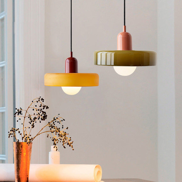 Suspension design moderne, style Bauhaus en verre coloré, idéale pour un intérieur stylé.