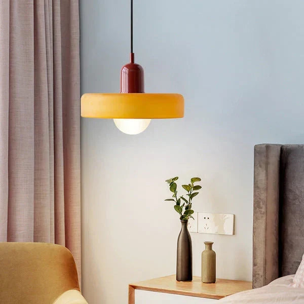 Luminaire en verre, suspension scandinave, élégance discrète.