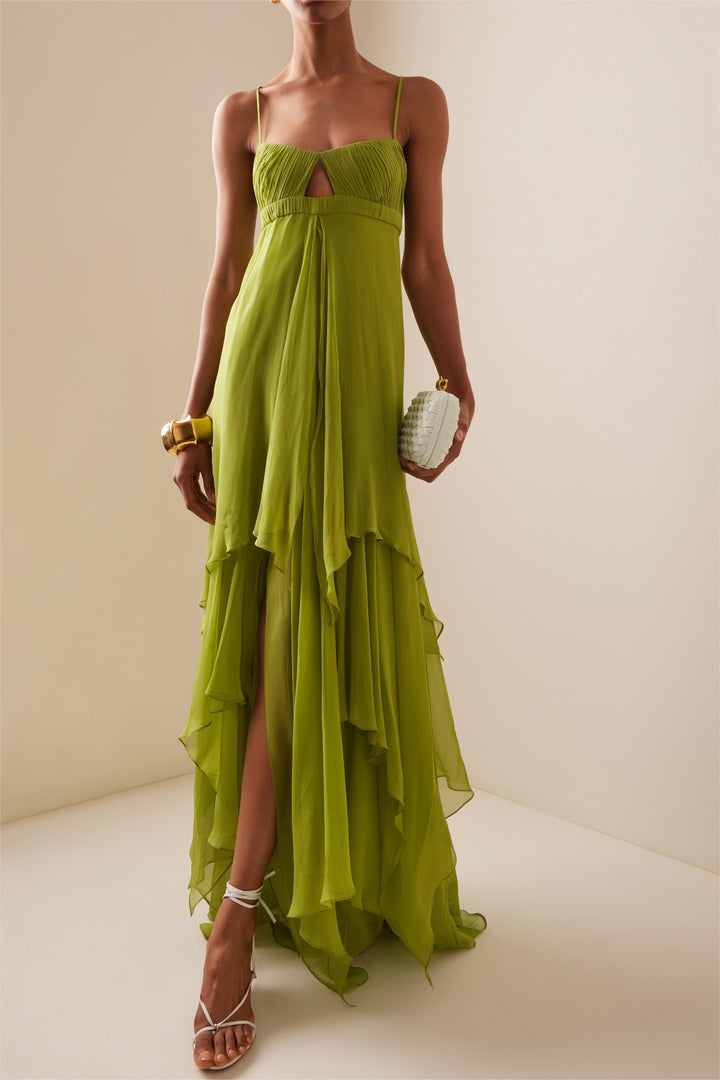 Robe maxi fluide femme à bretelles, verte, avec fente latérale élégante pour l'été.