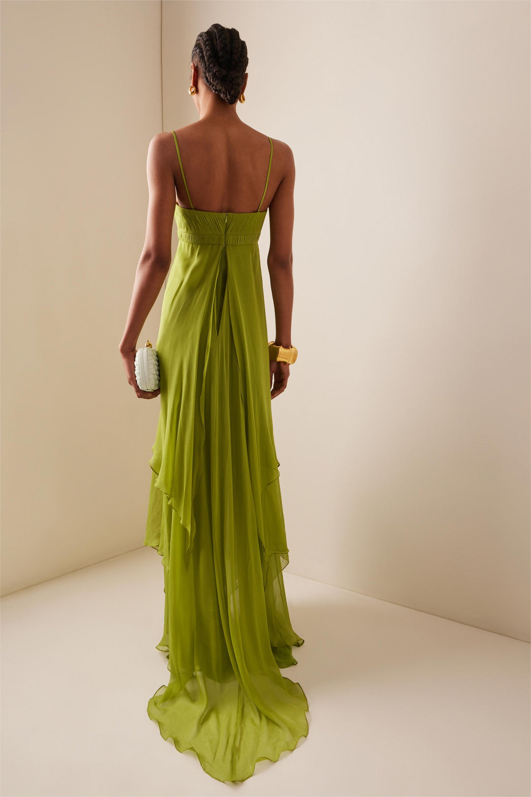 Robe longue fluide et élégante pour femme, vert printanier, avec fente discrète pour un look chic.