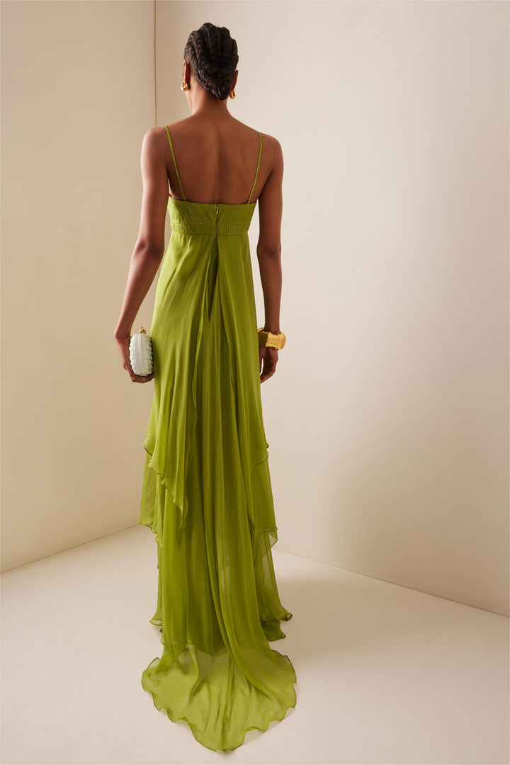 Robe longue fluide et élégante pour femme, vert printanier, avec fente discrète pour un look chic.