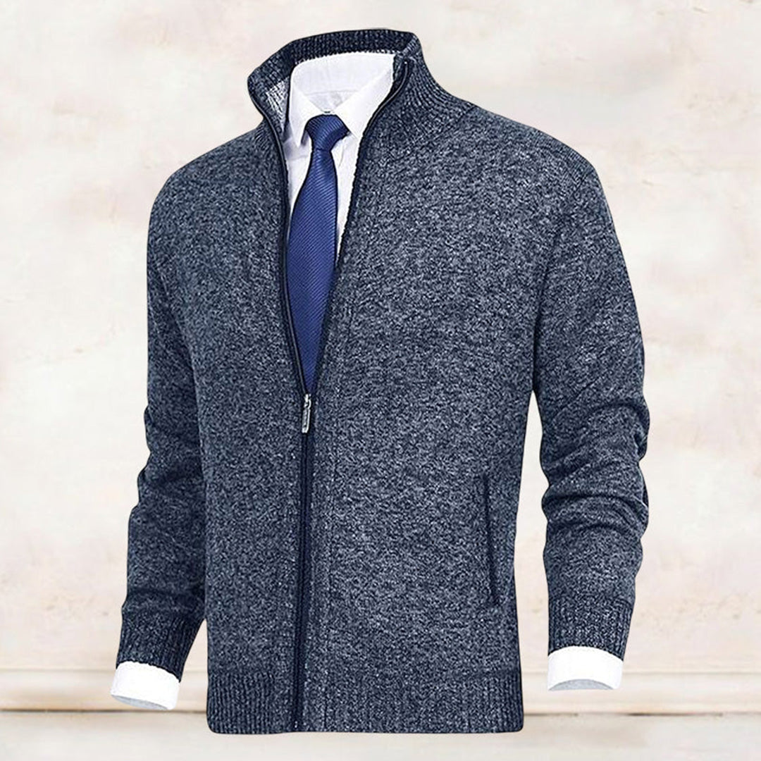 Cardigan homme Lucas bleu marine, un choix classique et sophistiqué pour l'automne-hiver.